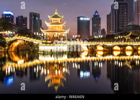 Guiyang, Cina - 9 Febbraio 2019: Twilight oltre la famosa torre Jiaxu nel cuore del centro cittadino di Guiyang del distretto di Guizhou in Cina. Foto Stock