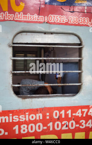 Passeggero della messaggistica di testo in un treno Foto Stock