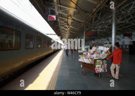 Treno a una piattaforma, Kanpur centrale, Kanpur, Uttar Pradesh, India Foto Stock