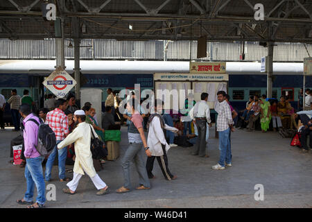 Passeggeri in attesa presso un binario, Kanpur Central, Kanpur, Uttar Pradesh, India Foto Stock