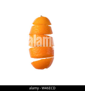 Affettato kumquat isolati su sfondo bianco Foto Stock