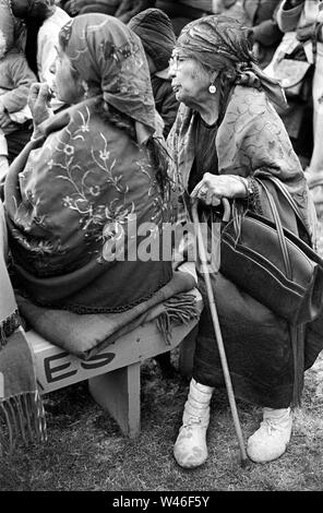 Indigeni Americani degli anni sessanta noi. American Indian donne Pendleton Oregon indossare turbanti e scialli e mocassini 1969 USA HOMER SYKES Foto Stock