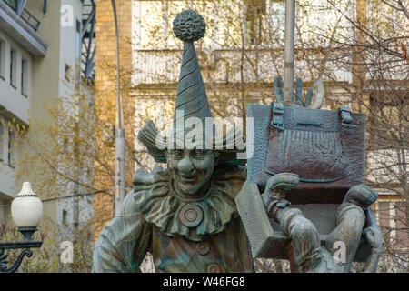 Mosca, Russia - 29 Aprile 2019: una statua di bronzo di clown a clown quadrato su Tsvetnoy Boulevard a Mosca Foto Stock