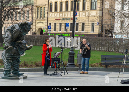 Mosca, Russia - 29 Aprile 2019: musicale street perforners e una statua di bronzo di clown a clown quadrato su Tsvetnoy Boulevard a Mosca Foto Stock