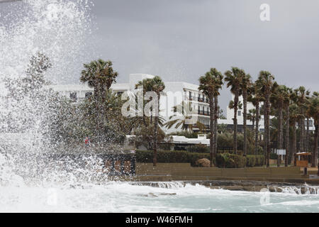 Tempesta di mare presso la costa di Paphos, Cipro Foto Stock