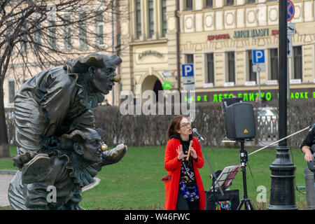 Mosca, Russia - 29 Aprile 2019: musicale street perforners e una statua di bronzo di clown a clown quadrato su Tsvetnoy Boulevard a Mosca Foto Stock