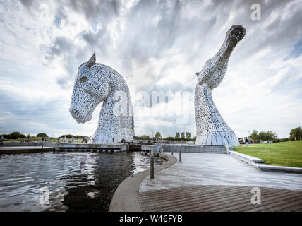 Il gigante Kelpies testa di cavallo sculture del mitico spiriti dell'acqua accanto al canale di Forth e Clyde parte dell'elica terra progetto di trasformazione Foto Stock