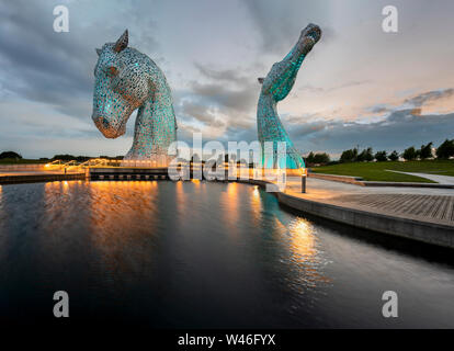 Il gigante Kelpies testa di cavallo sculture del mitico spiriti dell'acqua accanto al canale di Forth e Clyde parte dell'elica terra progetto di trasformazione Foto Stock