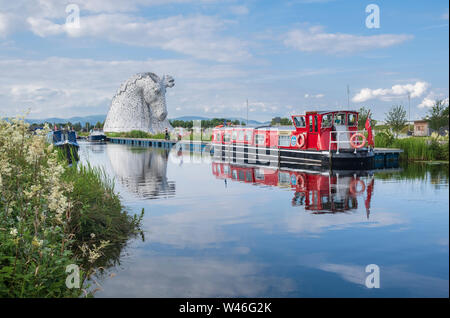 Il gigante Kelpies testa di cavallo sculture del mitico spiriti dell'acqua accanto al canale di Forth e Clyde parte dell'elica terra progetto di trasformazione Foto Stock