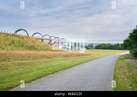 Il Falkirk Wheel in Scozia è una macchina rotante canal boat lift una forma di alta crescita bloccare il collegamento del canale di Forth e Clyde con la Union Canal. Foto Stock