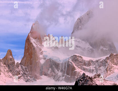 La cima del monte di Fitzroy all'alba con nebbia. Nuvole rosa e azzurro del cielo. Parco nazionale Los Glaciares. El Chalten. Ande. Foto Stock