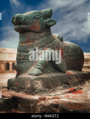 Incredibile statua di Nandi Bull a Brihadishvara Temple. In Hinduism Nandi è un veicolo di Shiva. Grande architettura del tempio indù dedicato a Shiva. Sou Foto Stock