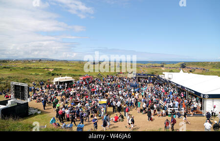 Vista generale della zona della ventola dal quarto verde durante il giorno tre del Campionato Open 2019 presso il Royal Portrush Golf Club. Foto Stock