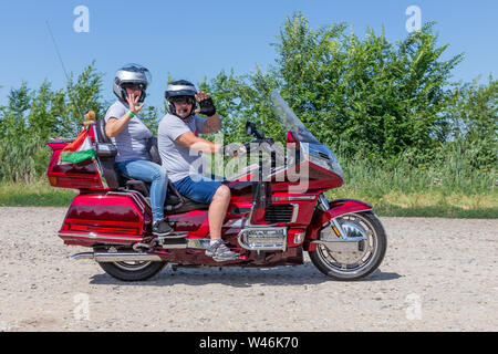 Motociclisti Honda Goldwing rendendo un drive through Ungheria Foto Stock