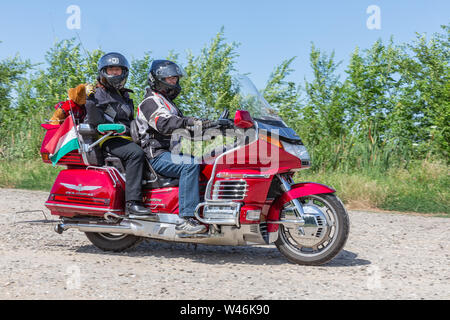 Motociclisti Honda Goldwing rendendo un drive through Ungheria Foto Stock