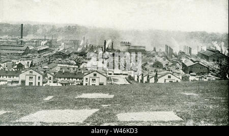 La didascalia su questa foto che risale ai primi anni venti si legge: una produzione di acciaio comune. Homestead, Pennsylvania, uno dei più grandi centri di acciaio nel mondo. Foto Stock