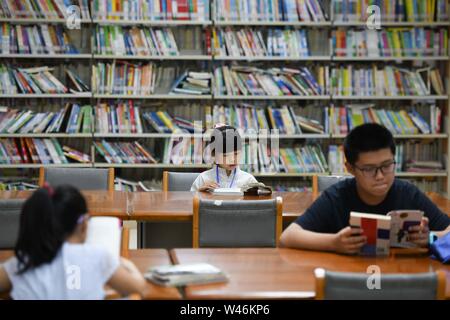 Hefei, cinese della provincia di Anhui. Il 20 luglio, 2019. Bambini letto libri durante le vacanze estive a Anhui Biblioteca provinciale a Hefei, a est della capitale cinese della provincia di Anhui, 20 luglio 2019. Credito: Zhang Duan/Xinhua/Alamy Live News Foto Stock