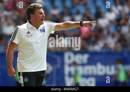 Amburgo, Germania. Il 20 luglio, 2019. Calcio: Test match, Hamburger SV - RSC Anderlecht. Amburgo allenatore Dieter Hecking gesti sul lato linea. Credito: Carmen Jaspersen/dpa/Alamy Live News Foto Stock