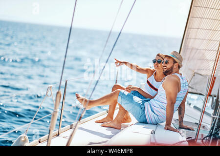 Romantico giovane uomo e donna di trascorrere del tempo insieme e rilassarsi su yacht Foto Stock