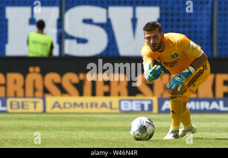 Amburgo, Germania. Il 20 luglio, 2019. Calcio: Test match, Hamburger SV - RSC Anderlecht. Amburgo portiere Daniel Heuer Fernandes passa la palla. Credito: Carmen Jaspersen/dpa/Alamy Live News Foto Stock