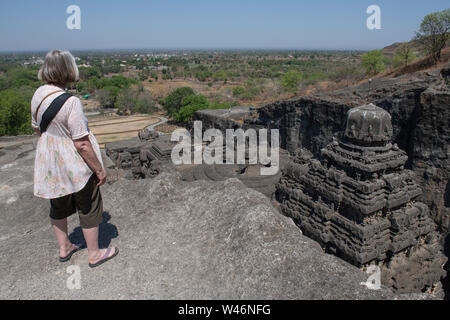 India Maharashtra, Ellora, Ellora Caves. Panoramica guardando verso il basso sulla parte superiore della Grotta 16, il Tempio Kailasa aka Kailasanatha, interamente scolpito in uno Foto Stock