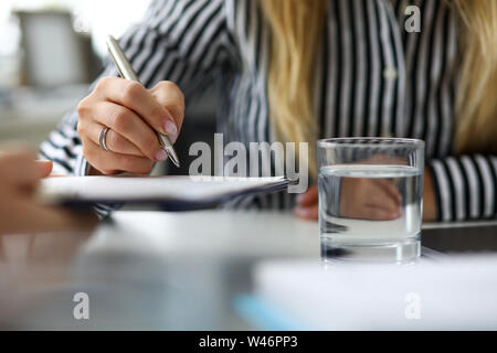 Gruppo di persone che hanno sottoscritto i documenti più importanti in ufficio legale Foto Stock