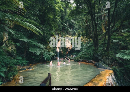 Cascata in Caldeira Velha, Ribeira Grande, Natural Spa, Sao Miguel, Azzorre, Portogallo Foto Stock