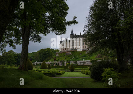 Dunrobin Castle, una maestosa casa nelle Highlands scozzesi, sul North-Coast-500, su un nuvoloso giorno. Foto Stock