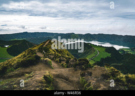 Paesaggio di Sete Cidades dal Mirador da Boca do Inferno al tramonto con lagoa de Santiago, Sao Miguel, isole Azzorre, Portogallo Foto Stock