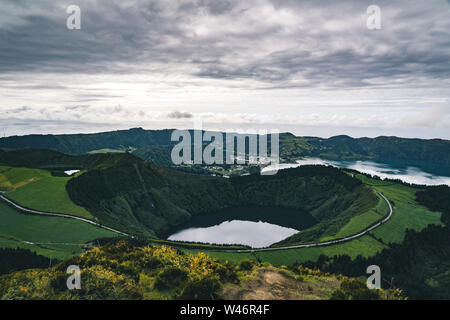 Paesaggio di Sete Cidades dal Mirador da Boca do Inferno al tramonto con lagoa de Santiago, Sao Miguel, isole Azzorre, Portogallo Foto Stock