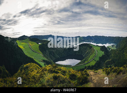 Paesaggio di Sete Cidades dal Mirador da Boca do Inferno al tramonto con lagoa de Santiago, Sao Miguel, isole Azzorre, Portogallo Foto Stock