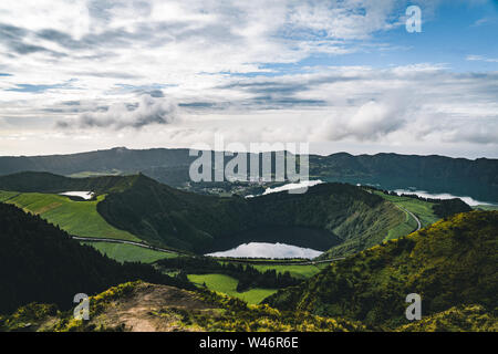 Paesaggio di Sete Cidades dal Mirador da Boca do Inferno al tramonto con lagoa de Santiago, Sao Miguel, isole Azzorre, Portogallo Foto Stock