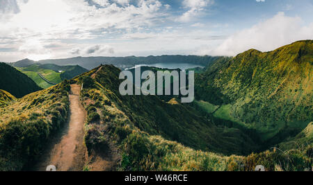 Paesaggio di Sete Cidades dal Mirador da Boca do Inferno al tramonto con lagoa de Santiago, Sao Miguel, isole Azzorre, Portogallo Foto Stock