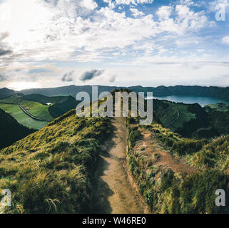 Paesaggio di Sete Cidades dal Mirador da Boca do Inferno al tramonto con lagoa de Santiago, Sao Miguel, isole Azzorre, Portogallo Foto Stock