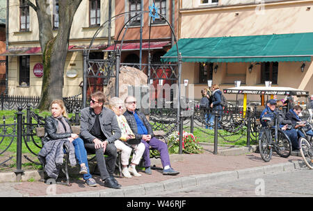 La gente seduta al posto di meditazione nel quartiere ebraico di Cracovia, della Piccola Polonia. Foto Stock