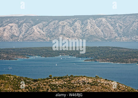 Panoramica del porto di Hvar da colline; Mare Adriatico; montagne; acqua, barche, paesaggio, Hvar; Croazia; Europa; estate, orizzontale Foto Stock