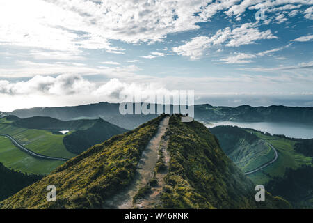 Paesaggio di Sete Cidades dal Mirador da Boca do Inferno al tramonto con lagoa de Santiago, Sao Miguel, isole Azzorre, Portogallo Foto Stock