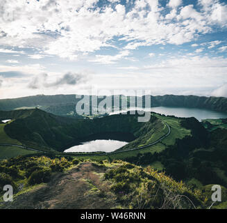 Paesaggio di Sete Cidades dal Mirador da Boca do Inferno al tramonto con lagoa de Santiago, Sao Miguel, isole Azzorre, Portogallo Foto Stock