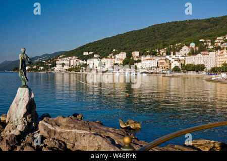 Waterfront scena; Lungomare; passeggiata costiera; Maiden con statua di gabbiano, edifici, Mare Adriatico, Opatija, Croazia; Europa; estate Foto Stock