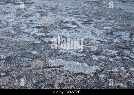 Dettagliato vista ravvicinata su superfici in asfalto di diverse strade e vie Foto Stock