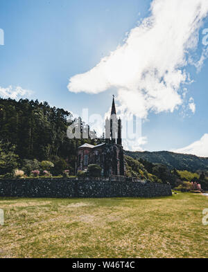 Molto vecchia chiesa vicino al cratere del lago di Furnas sull isola Sao Miguel denominato Cappella di Nossa Senhora das Vitorias. Periranno di Furnas. Sul più grande di origine vulcanica Foto Stock