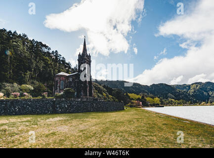 Molto vecchia chiesa vicino al cratere del lago di Furnas sull isola Sao Miguel denominato Cappella di Nossa Senhora das Vitorias. Periranno di Furnas. Sul più grande di origine vulcanica Foto Stock