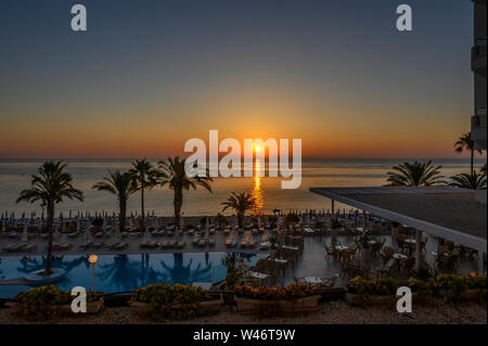 Tramonto su Sunrise Beach in Protaras, Cipro Foto Stock