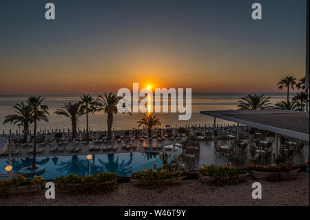 Tramonto su Sunrise Beach in Protaras, Cipro Foto Stock