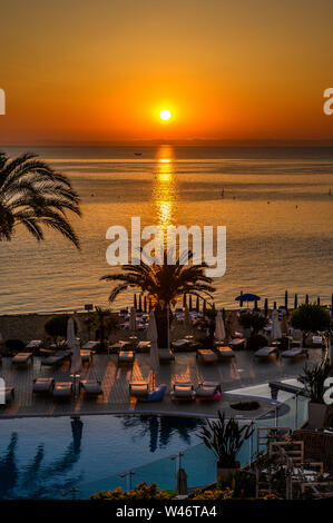 Tramonto su Sunrise Beach in Protaras, Cipro Foto Stock