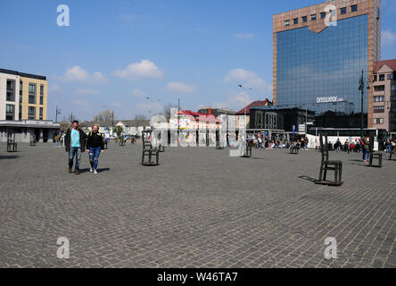 Il Ghetto Piazza degli Eroi, Cracovia, della Piccola Polonia. Un monumento commemorativo del ghetto ebraico e gli ebrei di Cracovia. Foto Stock