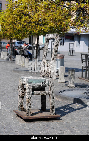 Ghetto Piazza degli Eroi. Monumento di metallo sedia rivestita in mesh. Foto Stock