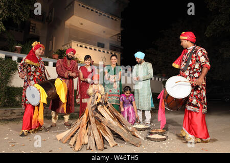 Famiglia che celebra il festival di Lohri, Punjab, India Foto Stock