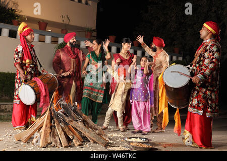 Famiglia che celebra il festival di Lohri, Punjab, India Foto Stock