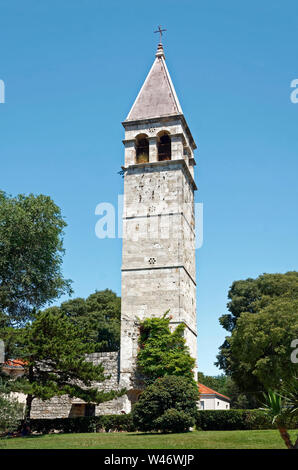 Campanile di San Arnir; xviii secolo; Benedettino; antica pietra, Cattolica, Dalmazia; Split; Croazia; Europa; estate, verticale Foto Stock